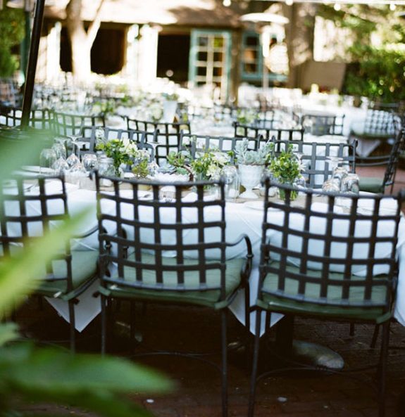 Las sillas y la decoración de la boda.