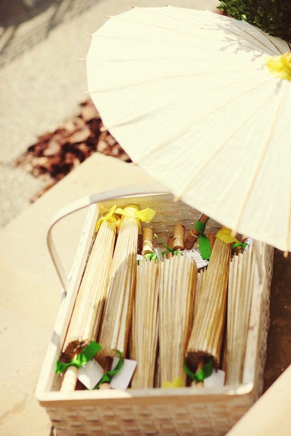 Sorprender a vuestros invitados con sombrillas para asistir a una ceremonia en el jardín es un detalle que seguro muchos agradeceran, y además quedan preciosas.