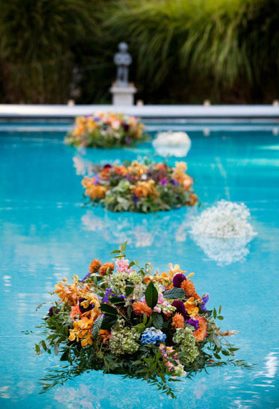 Guirnaldas de flores y coronas para tu boda