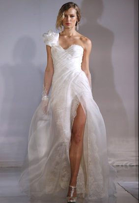Vestido de novia con abertura en hotsell la pierna