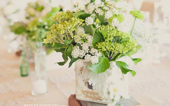 Arreglos florales para bodas con latas vintage