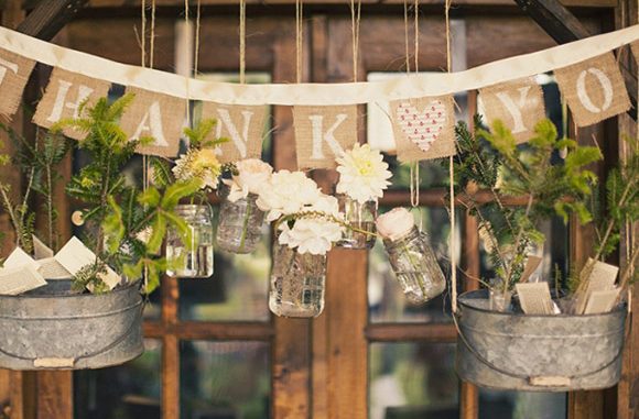 Decoración de la boda con flores colgantes