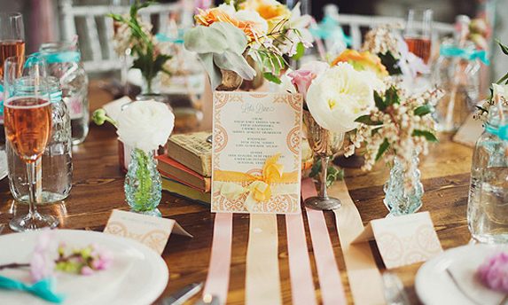 Decoración para bodas con cintas de colores