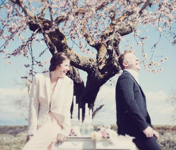 Sesión de fotos romántica con almendros en flor: Anna y Alex.