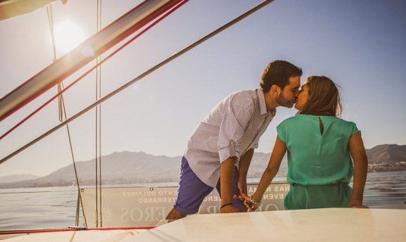 Sesión de preboda en velero: Mariah + Curro. Fotografía: Jose Miranda