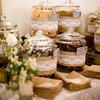 Que mejor aliado que el encaje a la hora de decorar nuestra boda y conseguir un toque extra de romanticismo y amor!! 10 ideas para decorar tu boda con encaje.