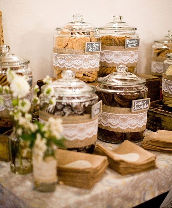 Que mejor aliado que el encaje a la hora de decorar nuestra boda y conseguir un toque extra de romanticismo y amor!! 10 ideas para decorar tu boda con encaje.