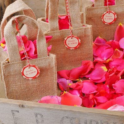 5 ideas muy sencillas para colocar los pétalos en vuestra boda