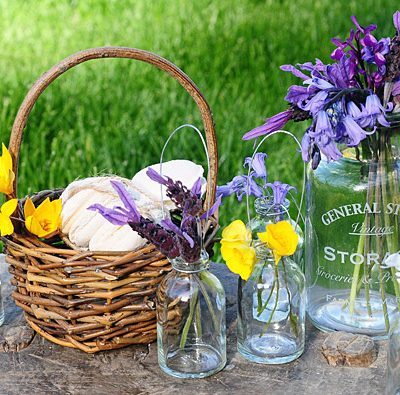 Botellas de cristal con flores primaverales