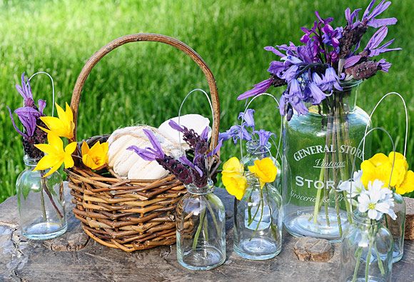 Botellas de cristal con flores primaverales