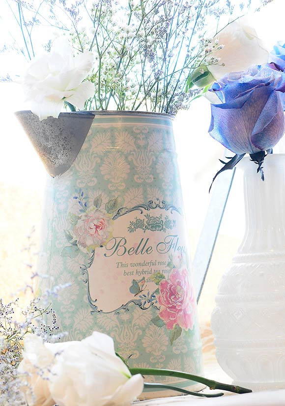 Regaderas y latas vintage para arreglos florales