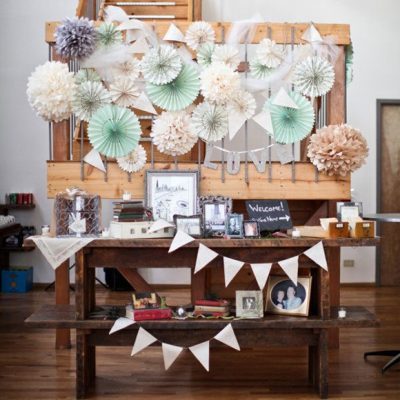 Abanicos de papel en tu boda candy bar turquesa banderines