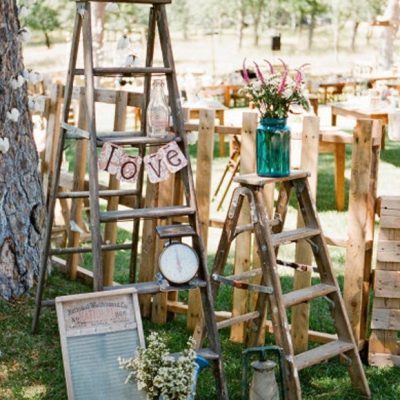 Ideas para decorar con escaleras vintage en tu boda