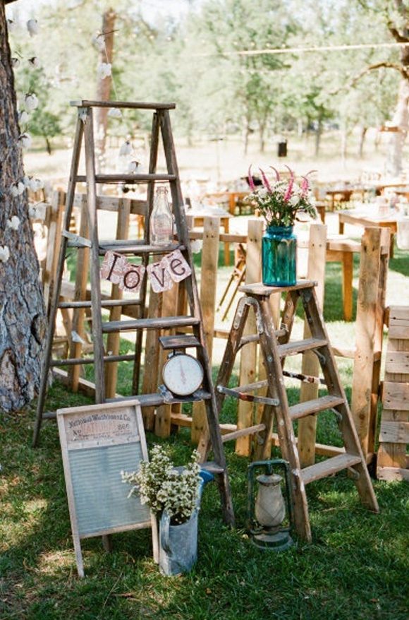 Ideas para decorar con escaleras vintage en tu boda
