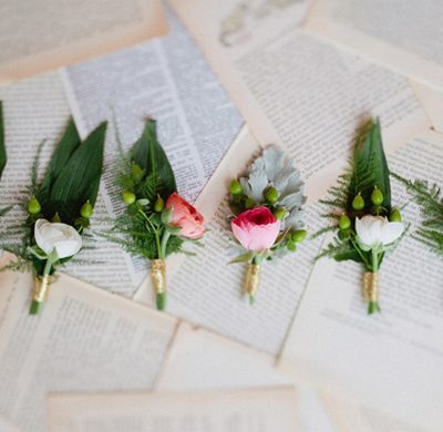 Decoración de boda con hojas de libro vintage 5 boutoniers prendidos