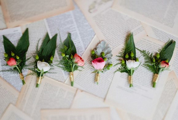 Decoración de boda con hojas de libro vintage 5 boutoniers prendidos