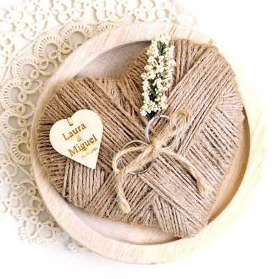 Imprescindibles para tu boda: Corazón de yute portalianzas