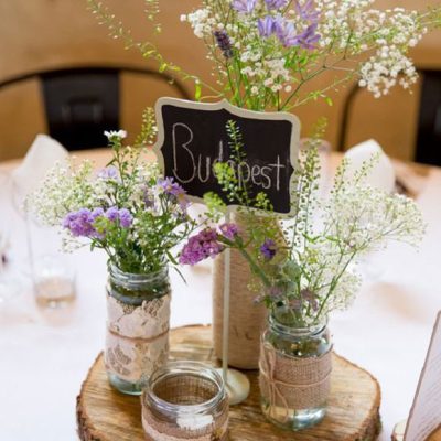 Centros de mesa con tarros de cristal para bodas
