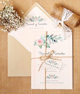 Invitaciones de boda originales. Invitación flores de acuarela + sobre forrado + etiqueta