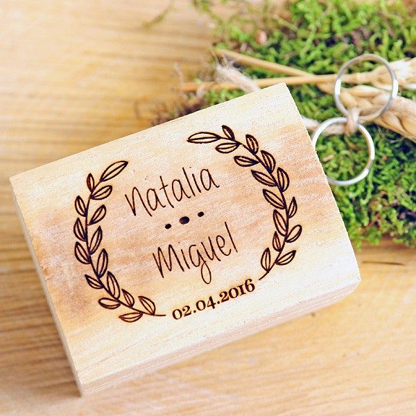 Porta alianzas de madera natural personalizado