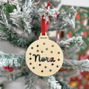 Bola Navidad Madera Estrellas Personalizada colgada en árbol