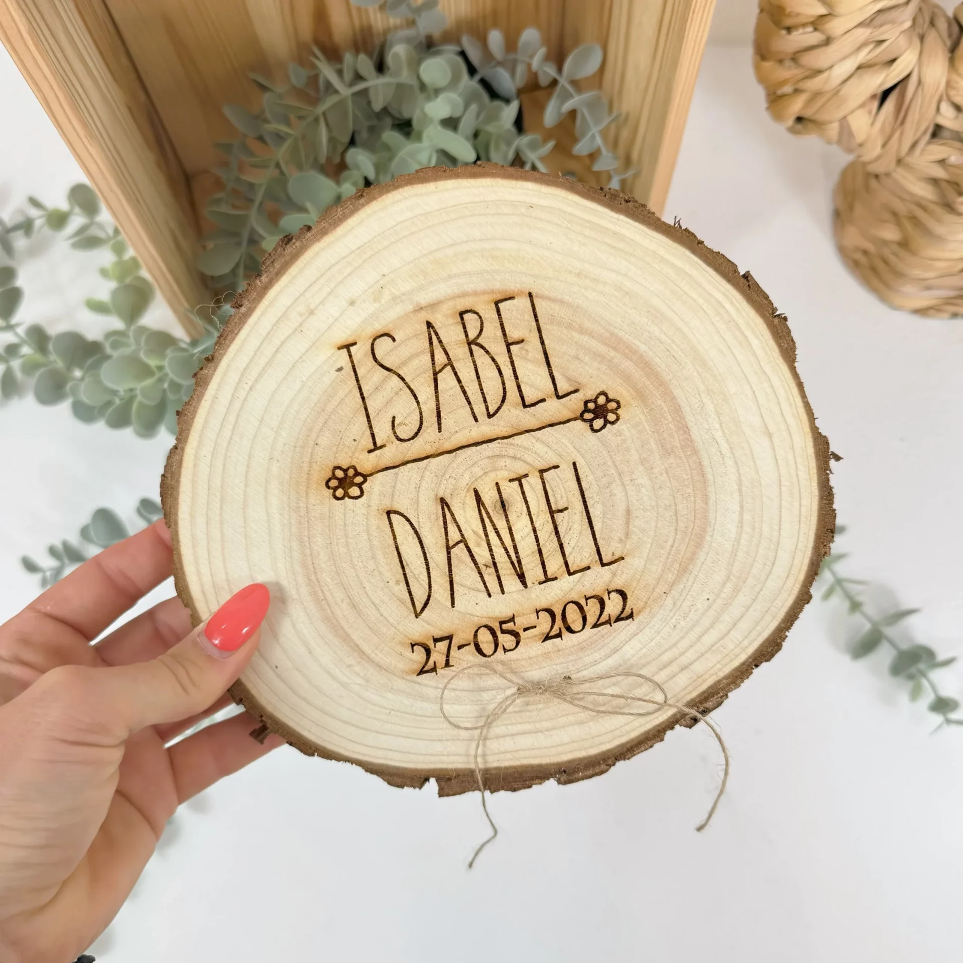 Rodaja de madera porta alianzas personalizada