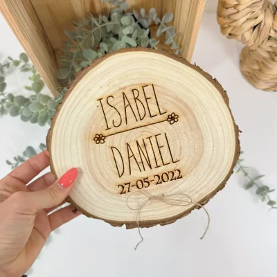 Rodaja de madera porta alianzas personalizada