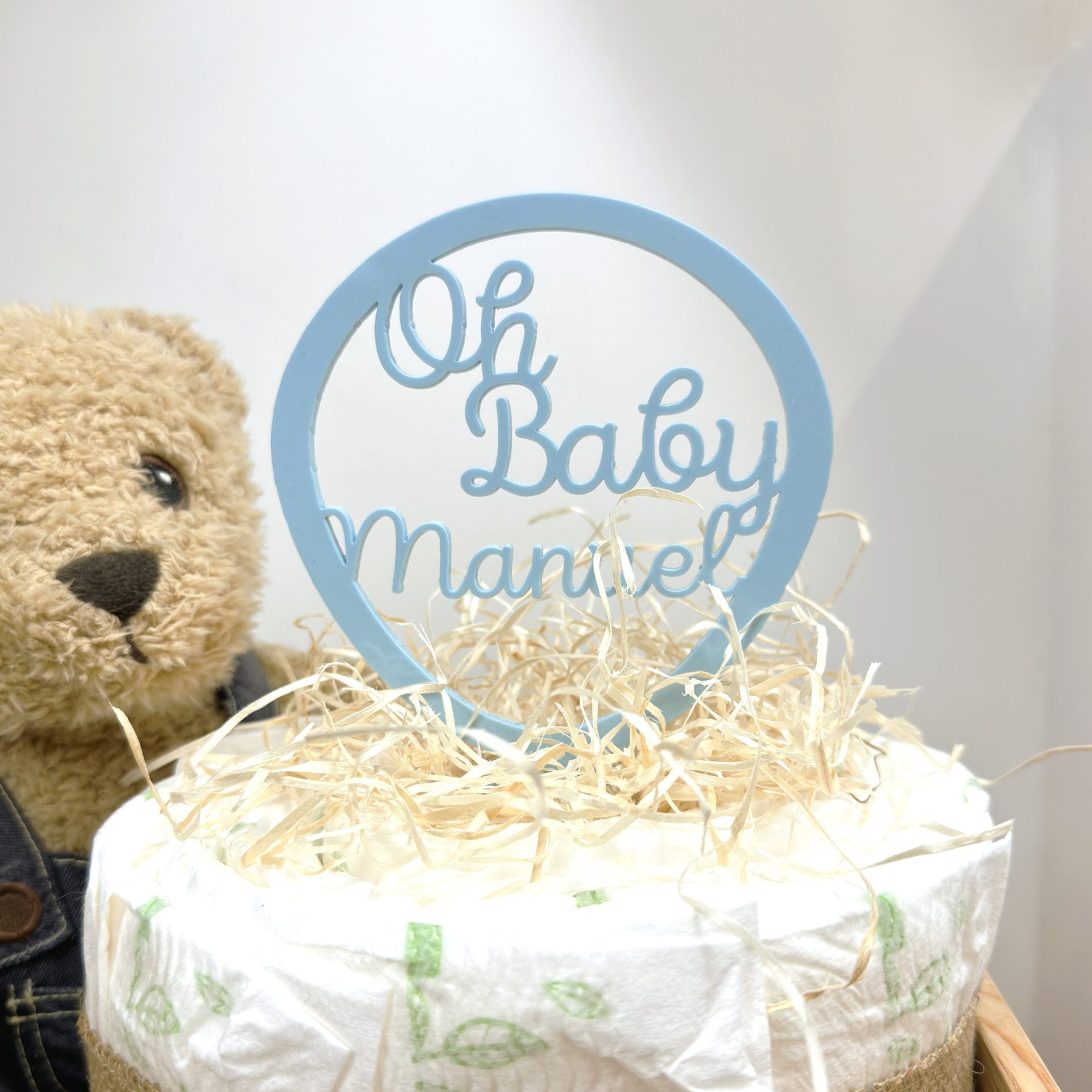 Topper para tarta o cesta de regalos que pone "oh baby" más el nombre del niño.
