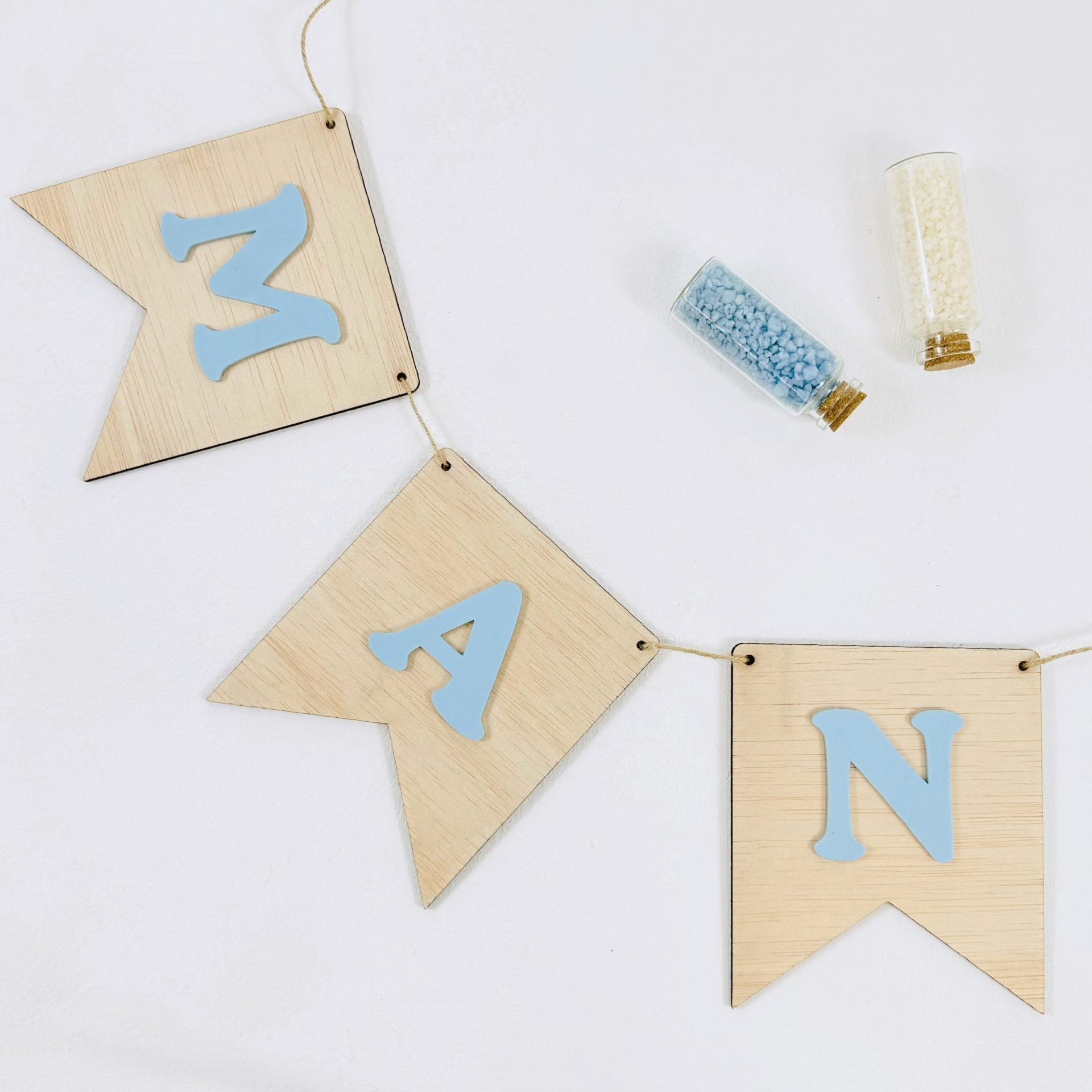 Banderines con letras en relieve personalizadas para decoración o para regalo.