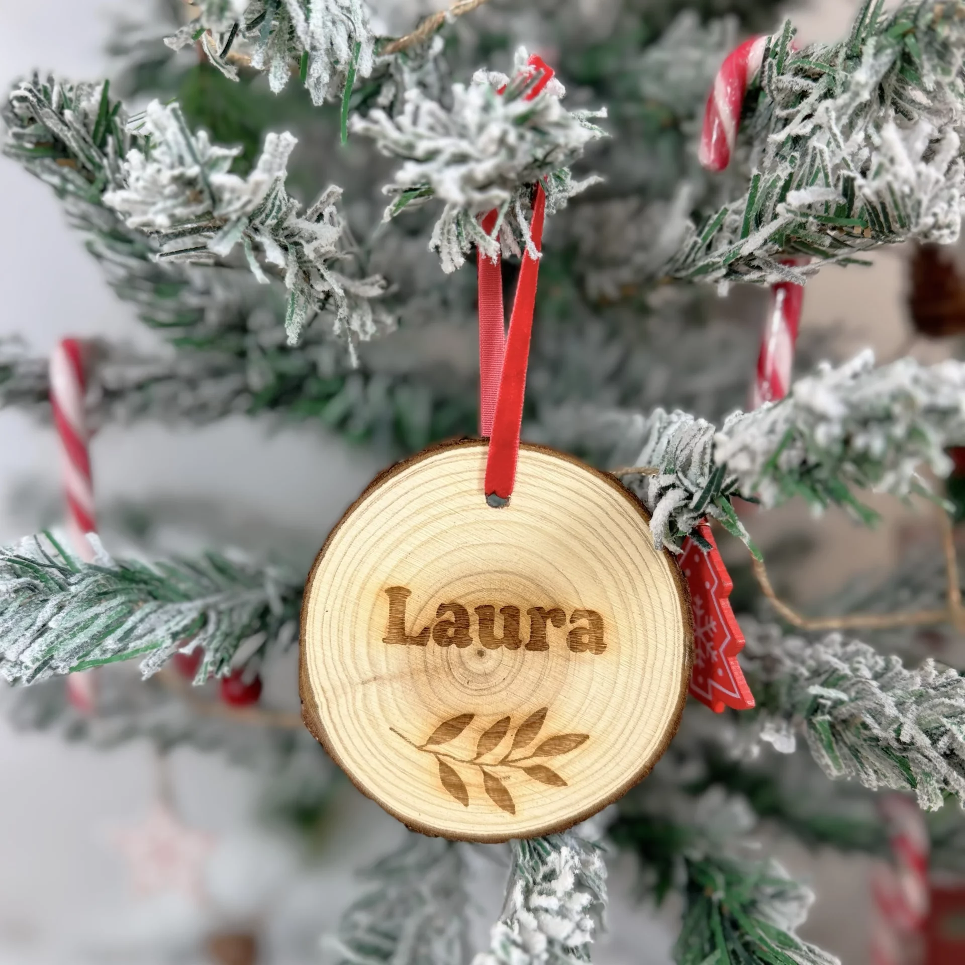 ADORNO DE NAVIDAD RODAJA DE MADERA RAMITA