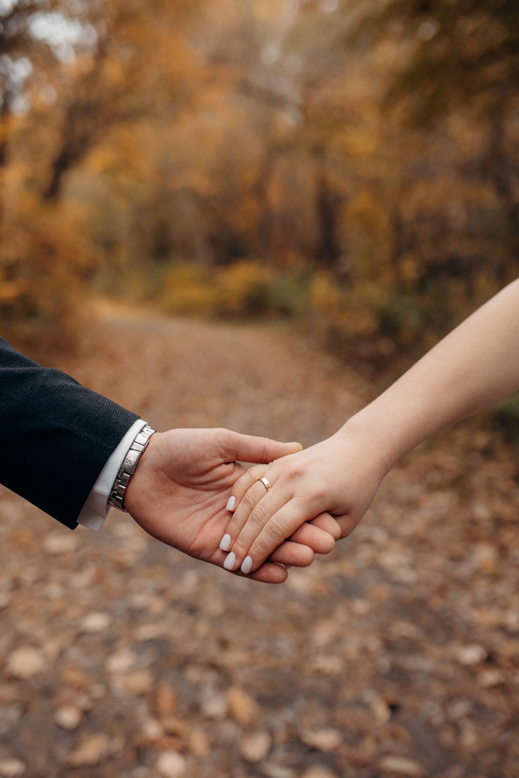 DIA DE LA BODA , IMAGEN DE LAS MANOS DE LOS NOVIOS CON LAS ALIANZAS