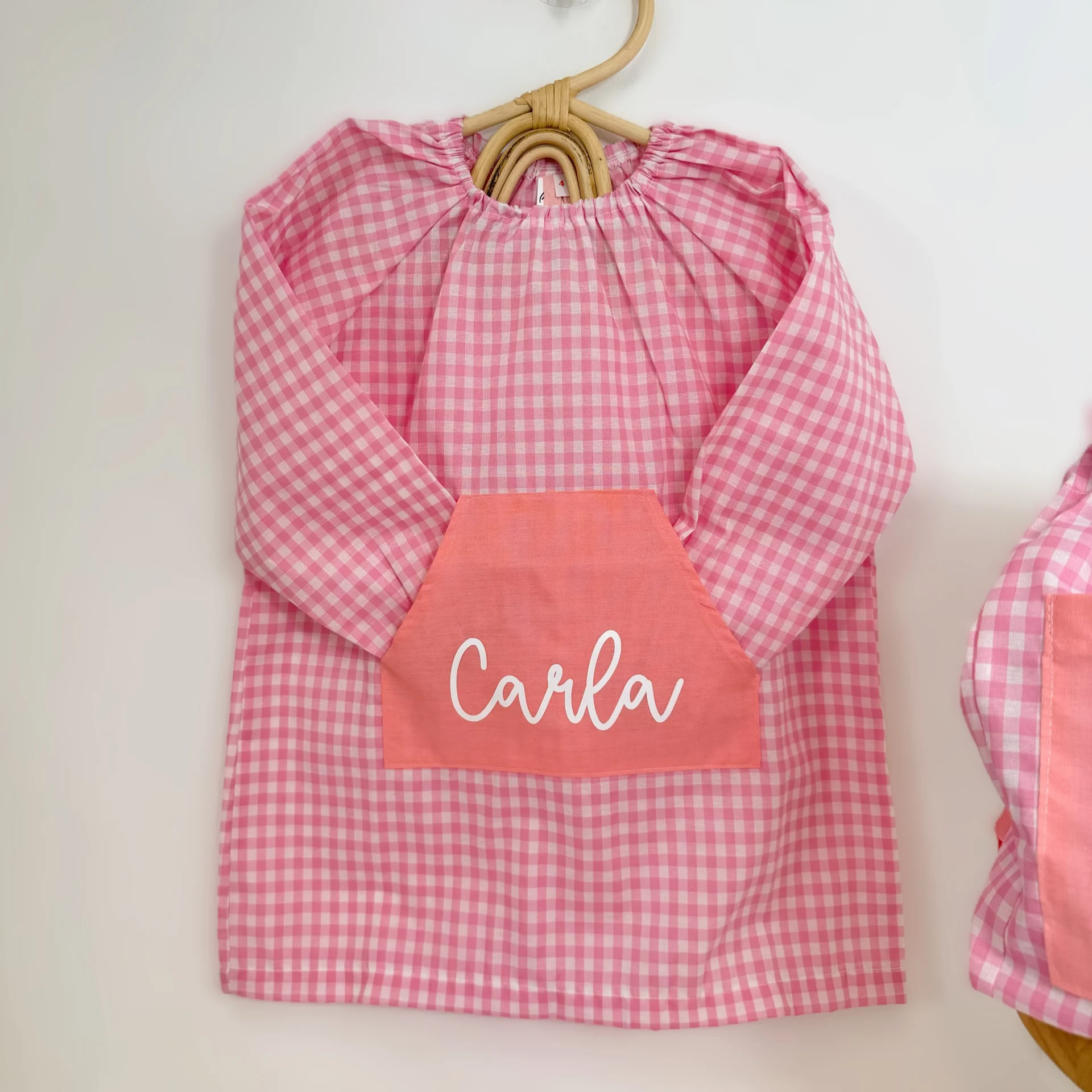 BATA GUARDERÍA ROSA PERONALIZADA