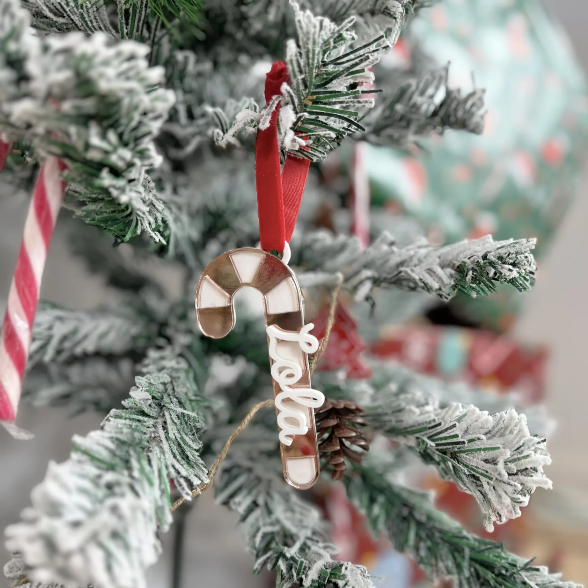 Bastón de caramelo personalizado con nombre blanco