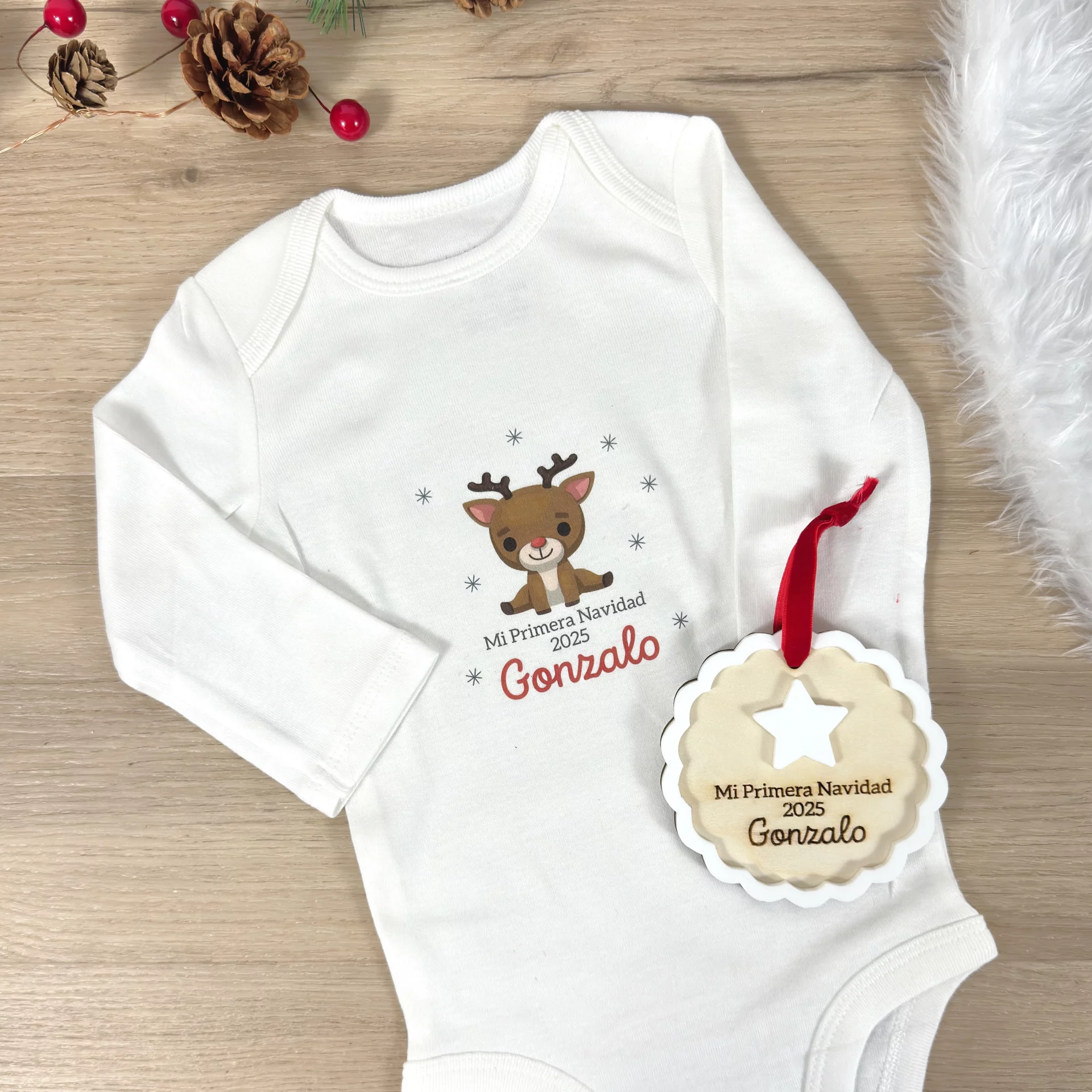 Body Mi Primera Navidad personalizado con nombre y reno y adorno mi primera navidad