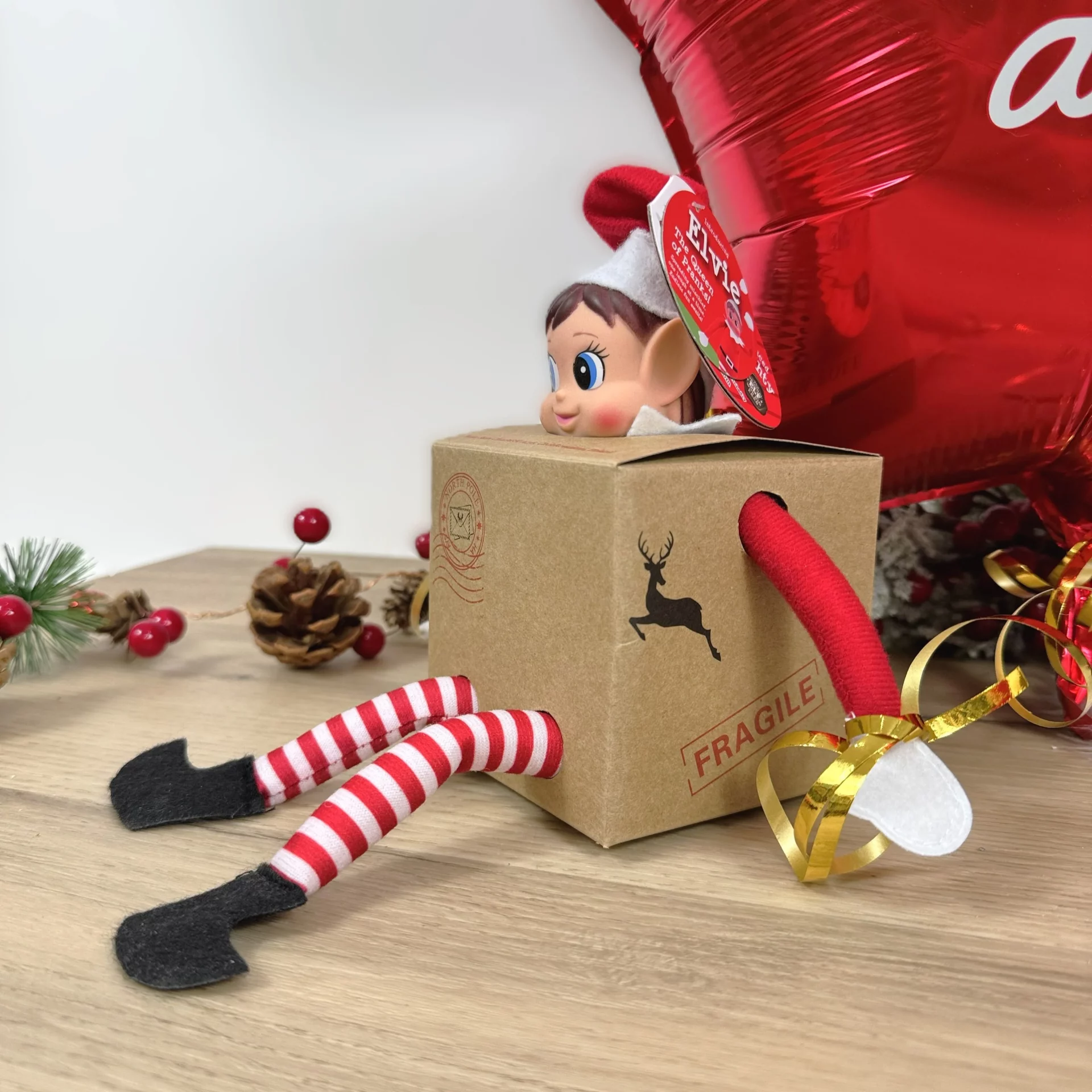 Elfo travieso de Navidad con Caja Sorpresa DE LADO