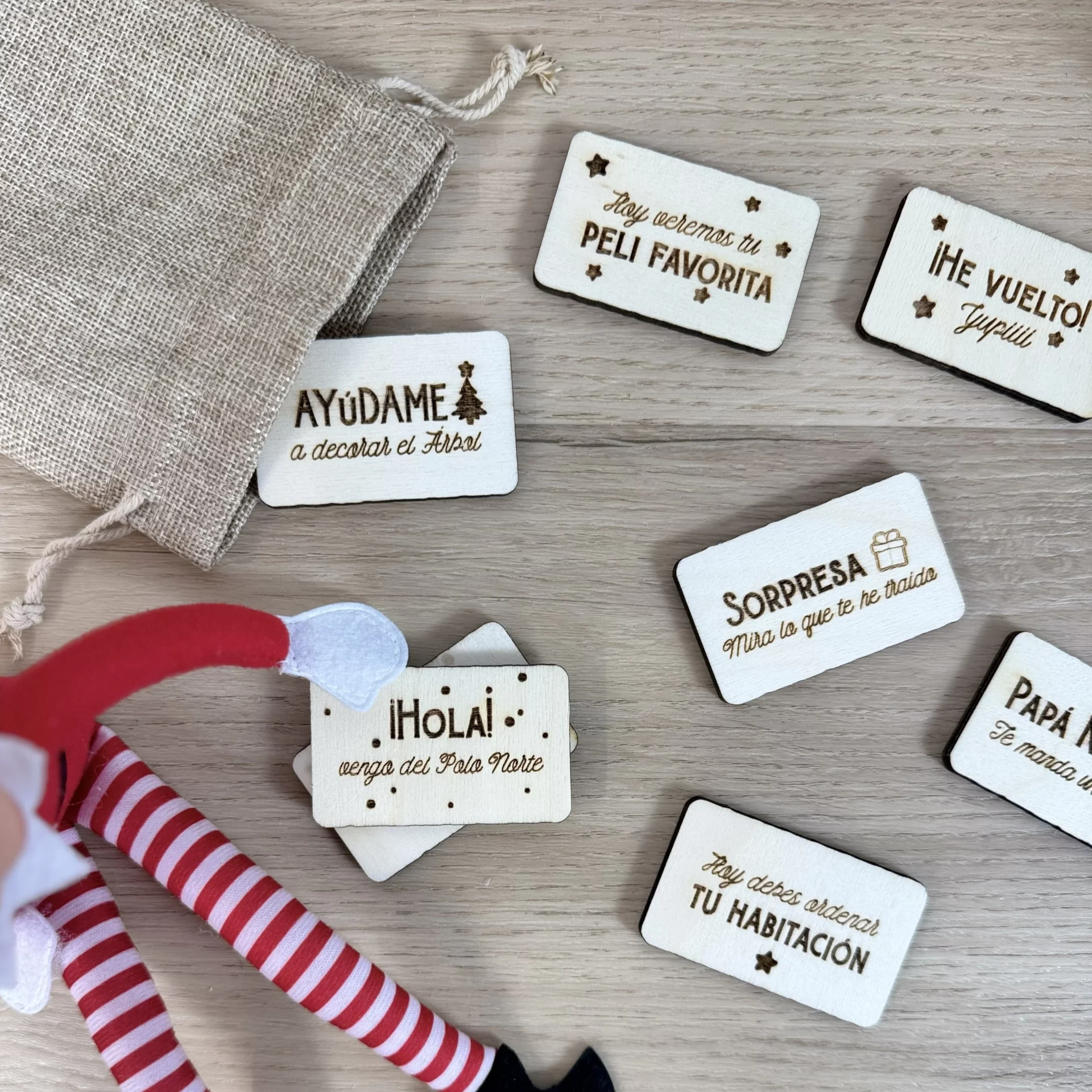 Plaquitas de madera grabadas para mensajes del elfo