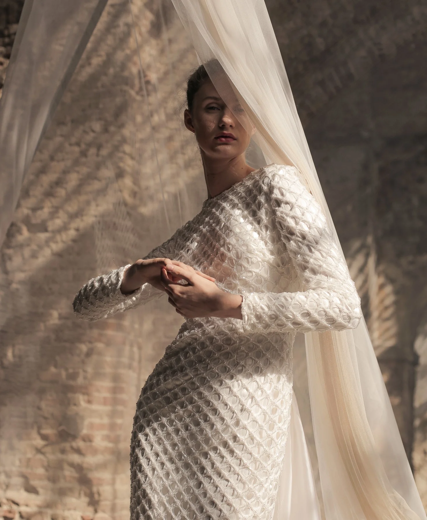 Tendencias Vestidos de novia 2026 vestido-novia-largo-ajustado-pedreria