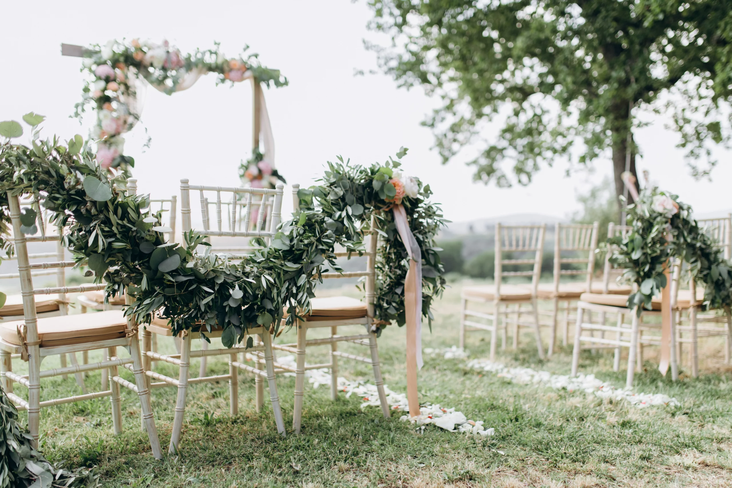 Boda al aire libre con decoración rústica y seating plan hecho a mano.