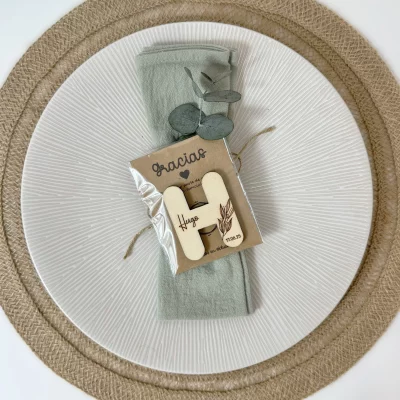 detalle invitados personalizado inicial madera grabada