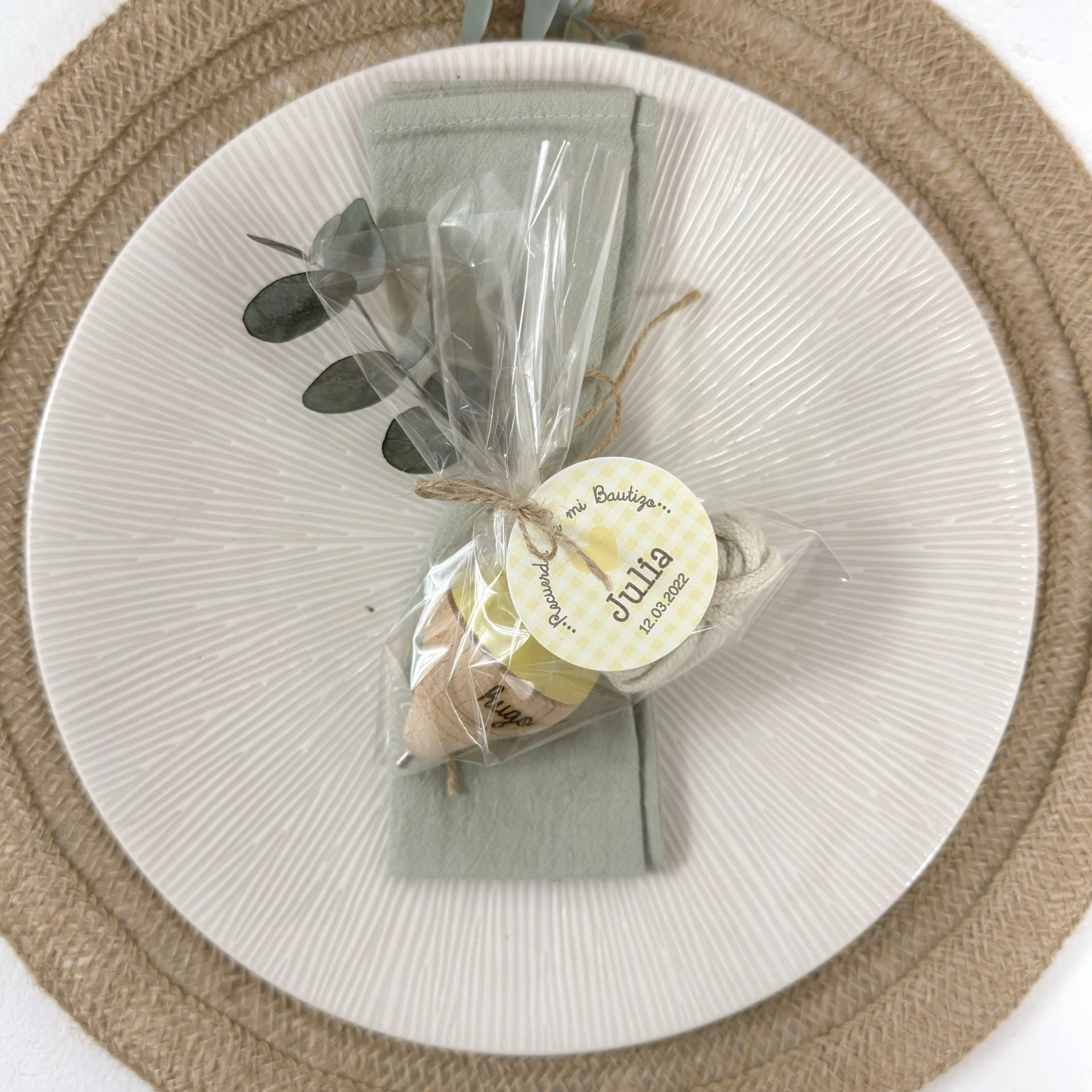 Detalle de bautizo original con peonza grabada