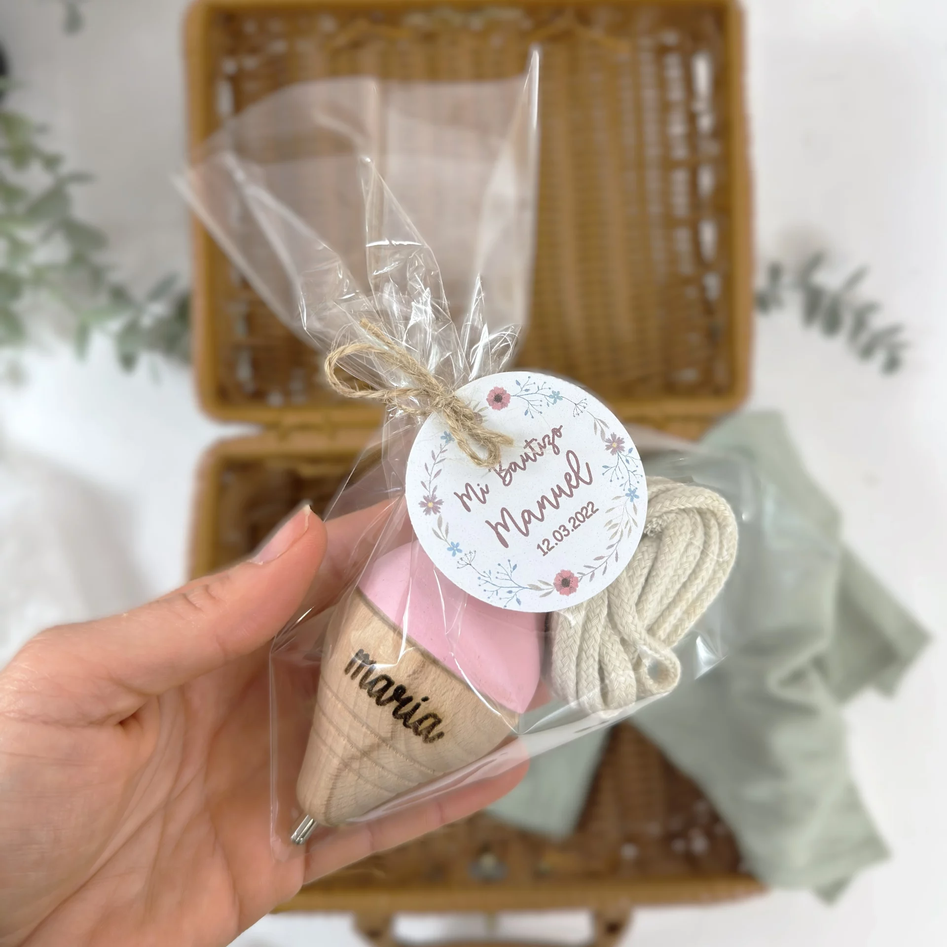 Peonza personalizada bautizo con nombre grabado en madera