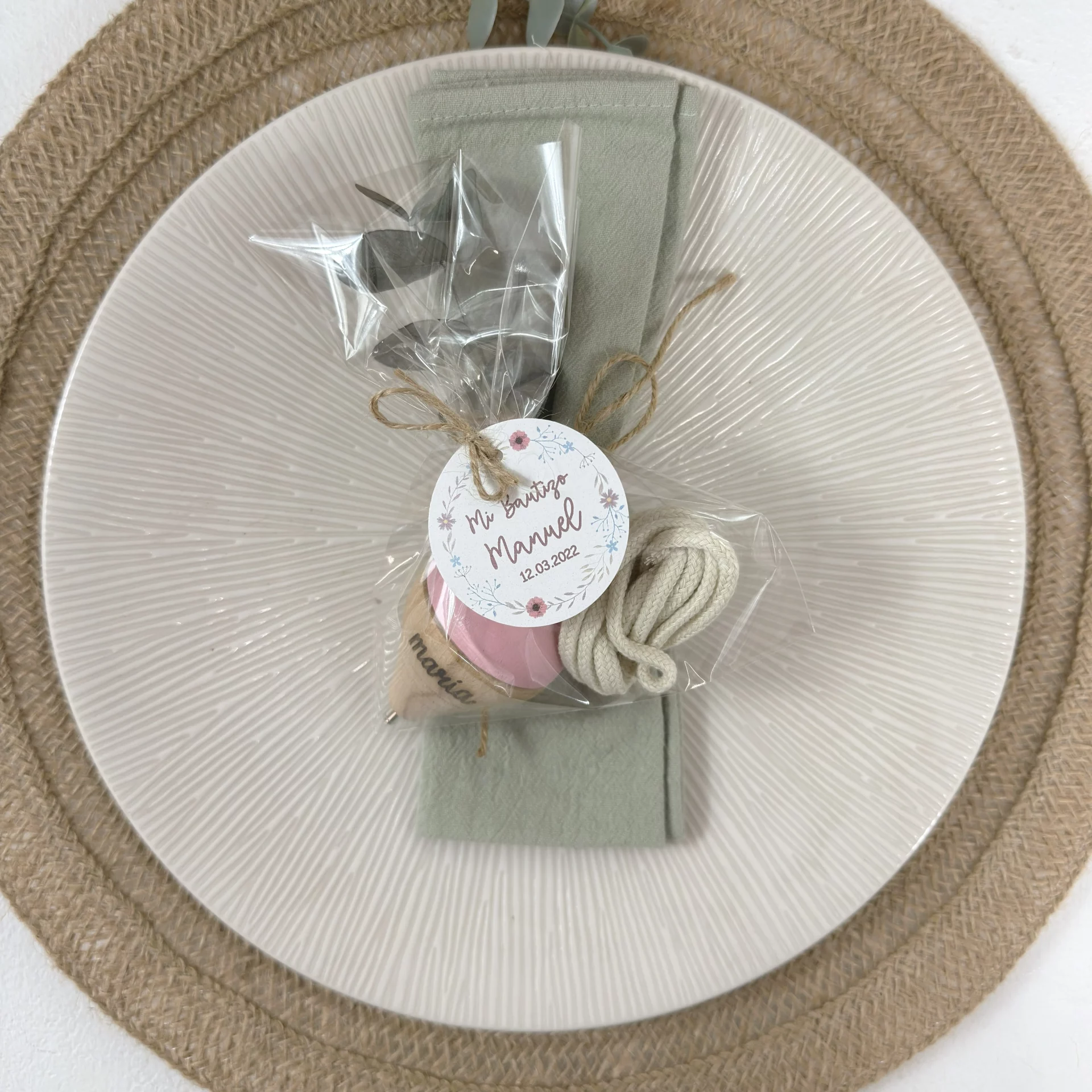 Recuerdo de bautizo personalizado con peonza de madera