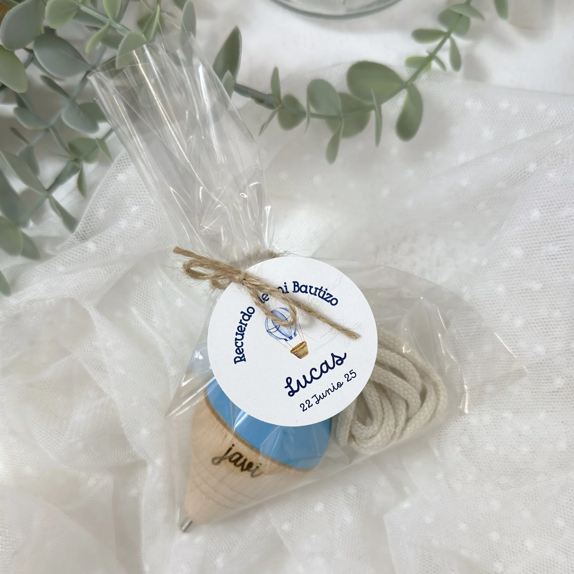 Trompo de madera personalizado como detalle de invitados de bautizo