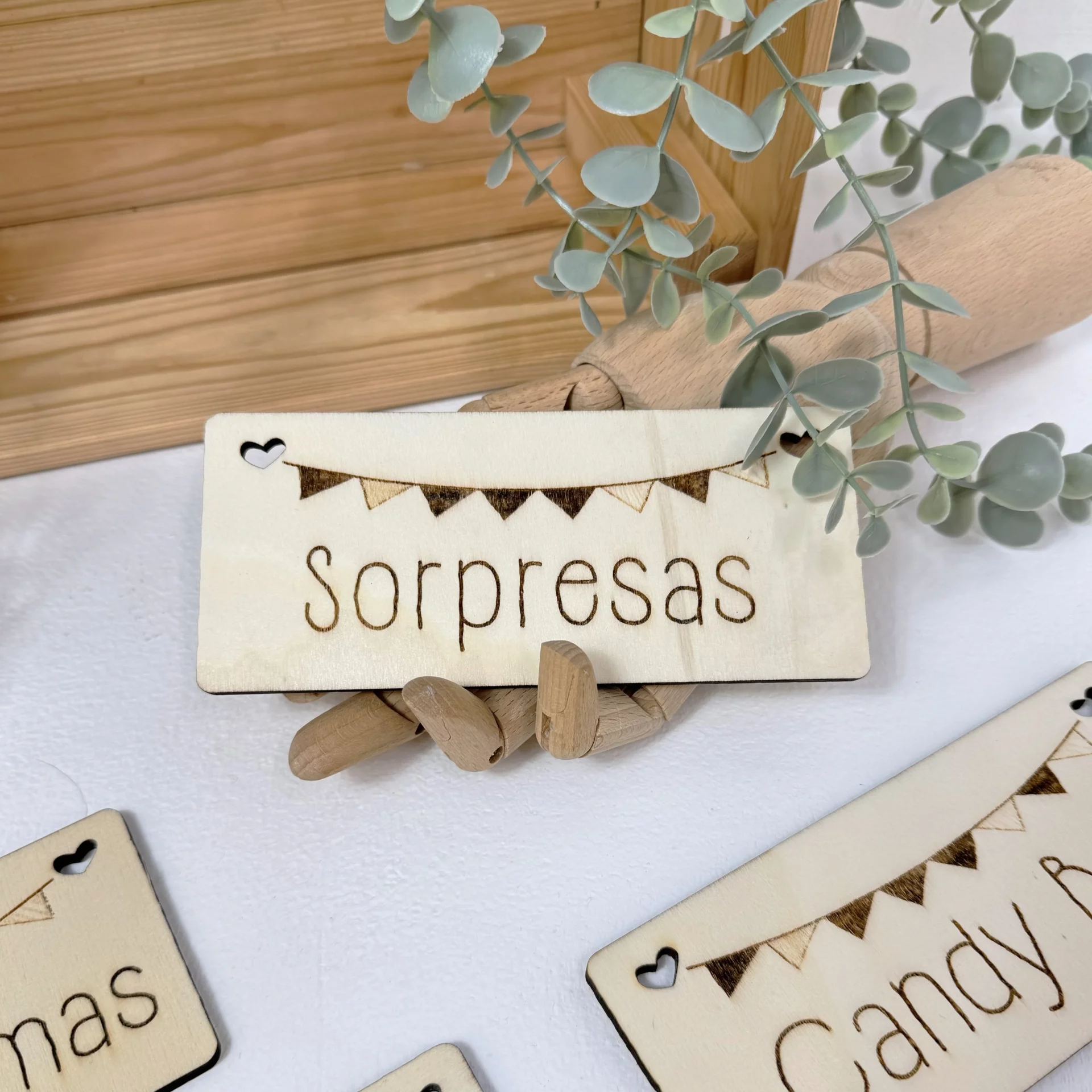 cartel madera banderines decoracion mesa SORPRESAS