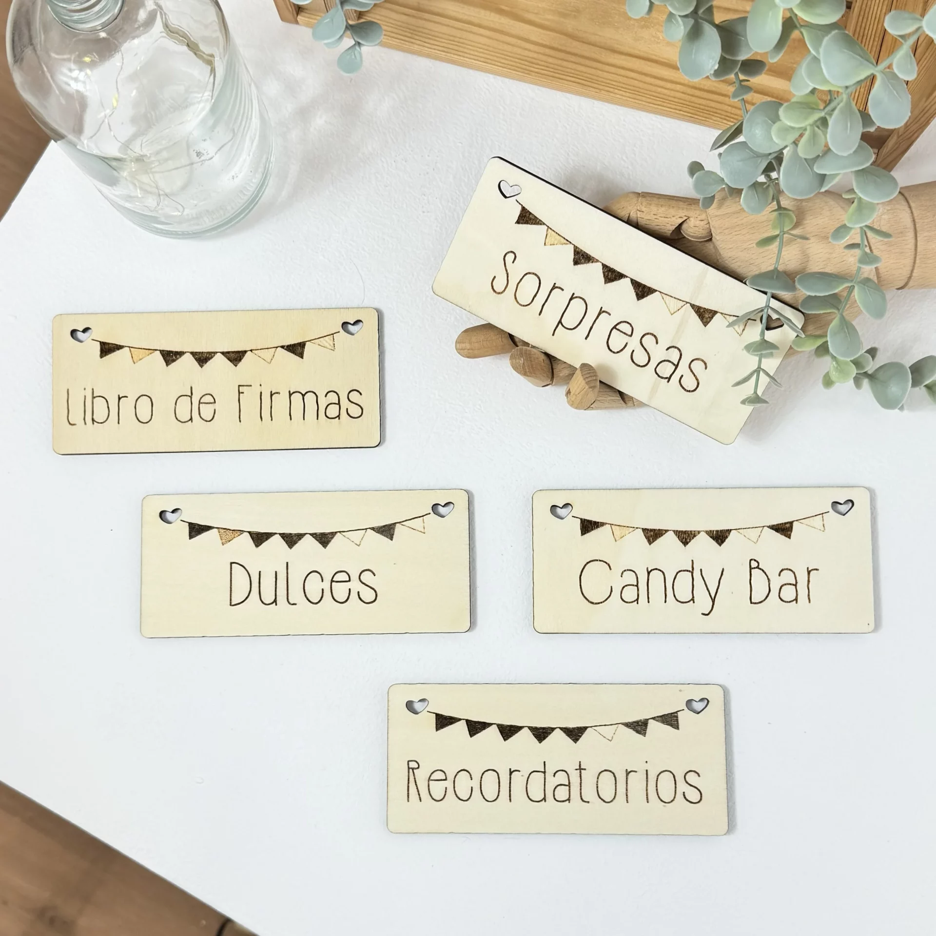 carteles madera banderines decoración mesa bautizo