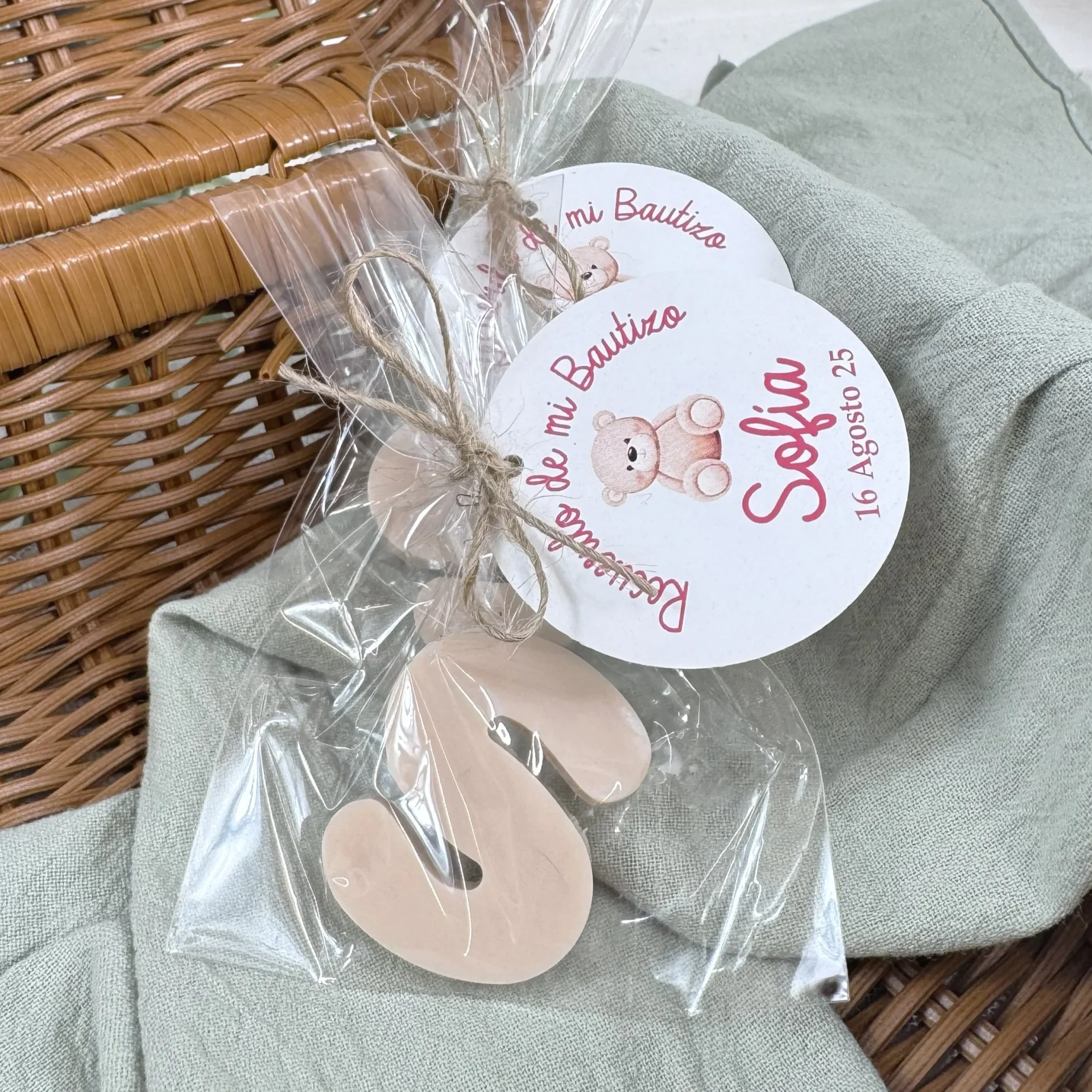 detalle bautizo sencillo con inicial