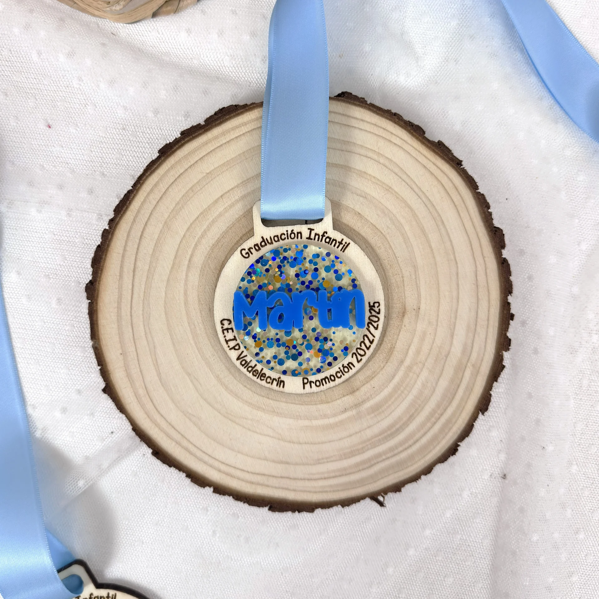 detalle graduacion infantil original medalla madera confeti