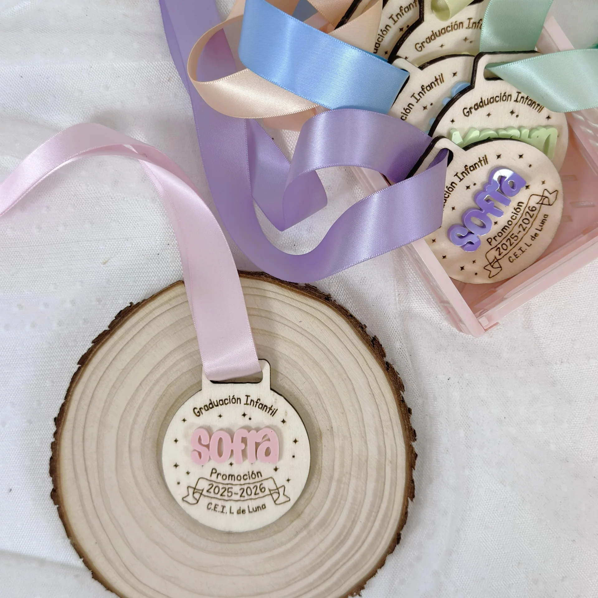 detalle graduacion infantil personalizado medalla madera