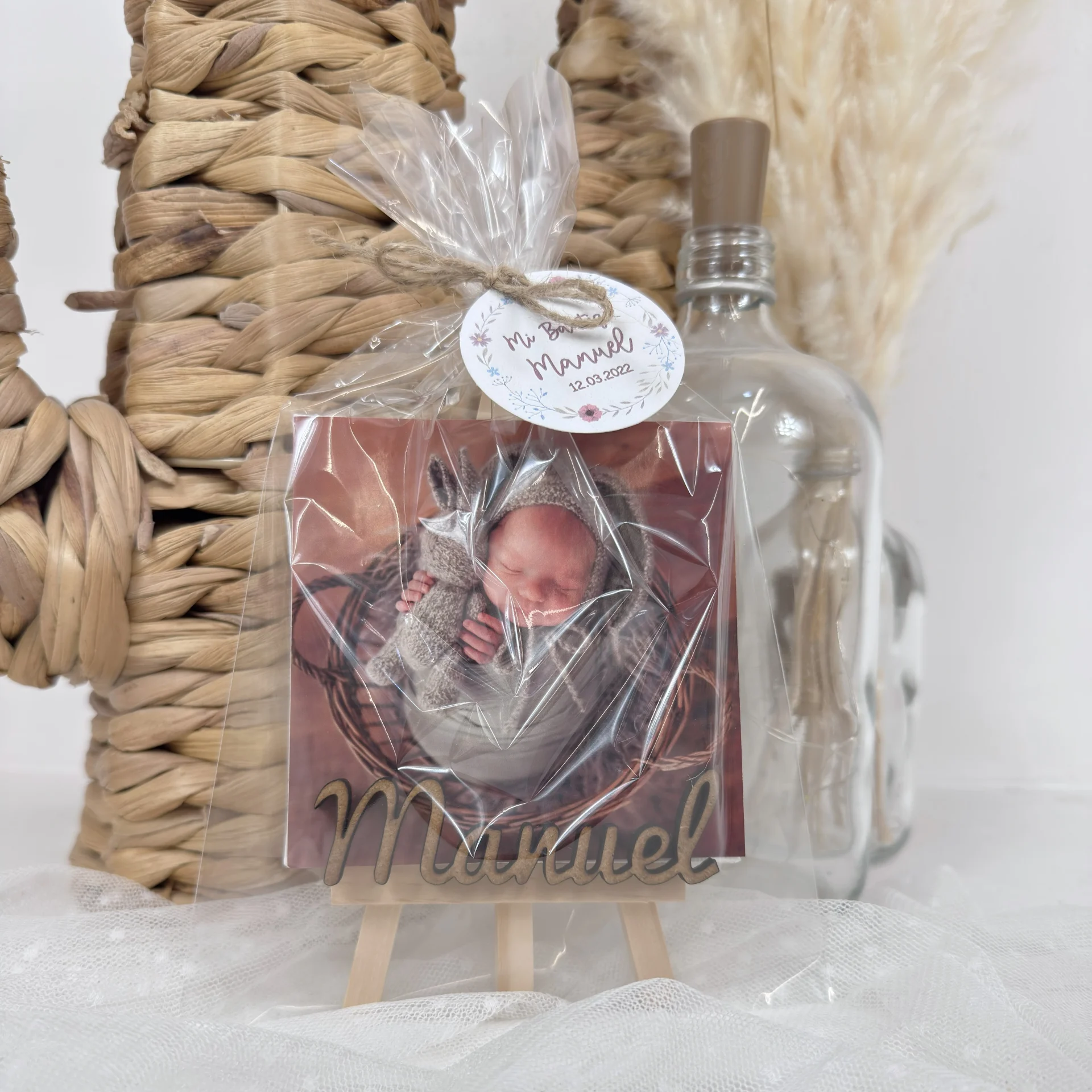 detalle para invitados bautizo original con foto en caballete de madera