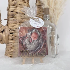 detalle para invitados bautizo original con foto en caballete de madera